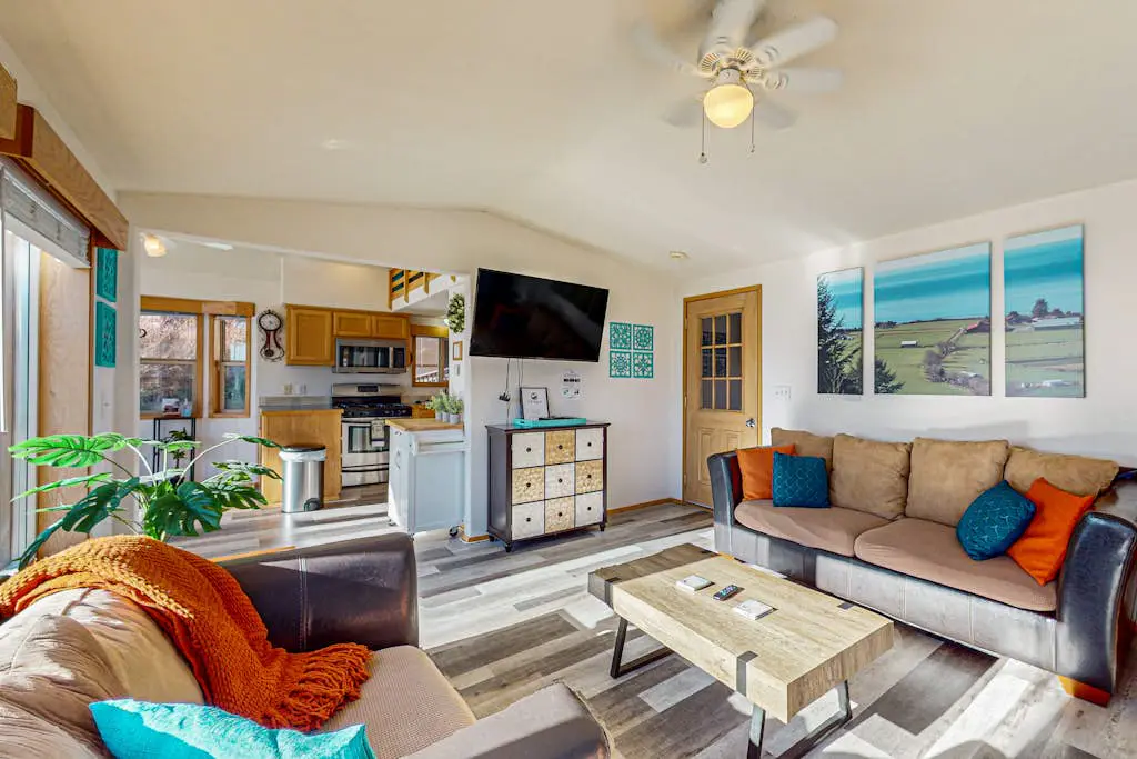 Gorgeous dog-friendly coastal escape with patio & amazing views!