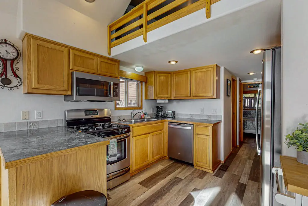 Gorgeous dog-friendly coastal escape with patio & amazing views!