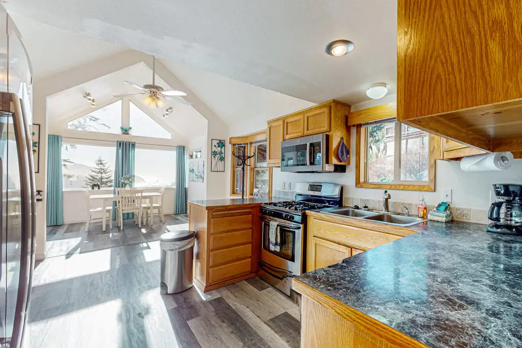 Gorgeous dog-friendly coastal escape with patio & amazing views!