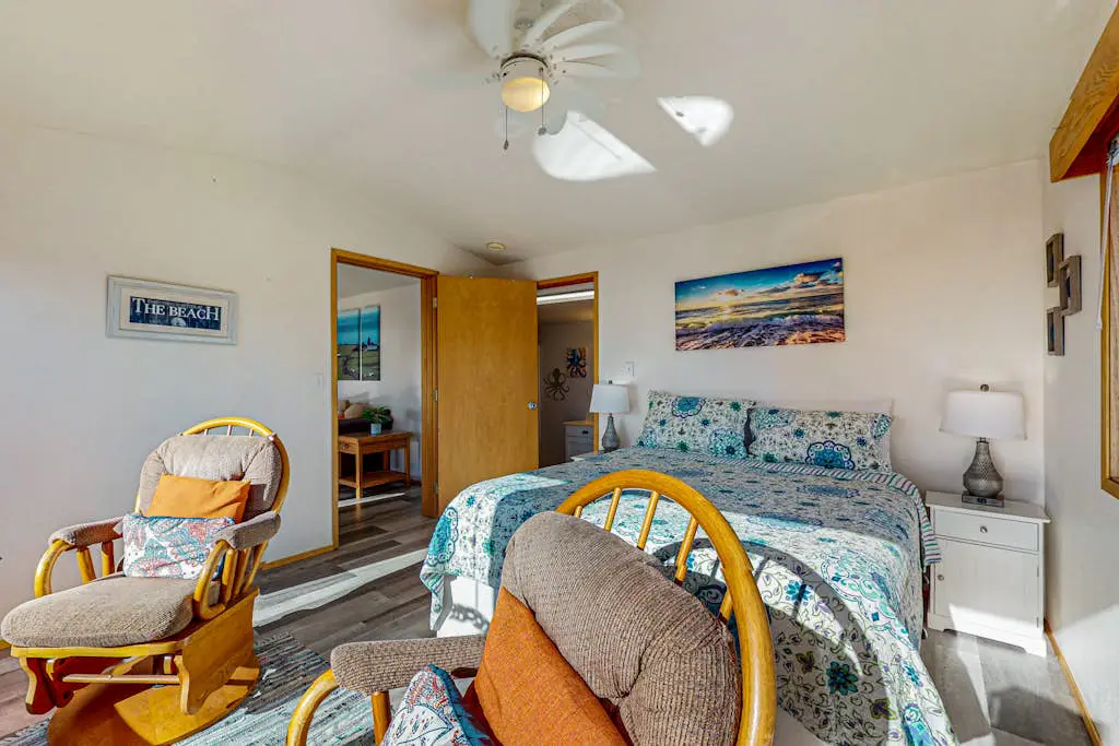 Gorgeous dog-friendly coastal escape with patio & amazing views!