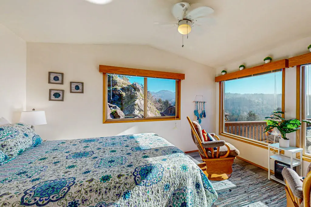 Gorgeous dog-friendly coastal escape with patio & amazing views!