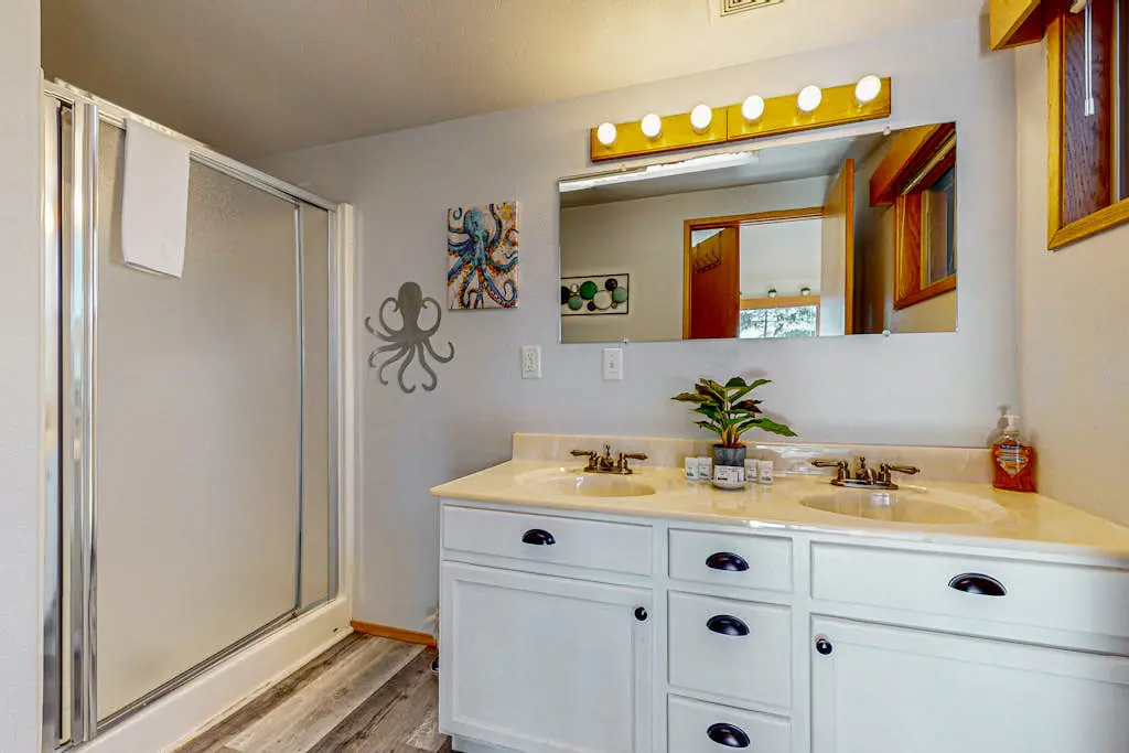 Gorgeous dog-friendly coastal escape with patio & amazing views!