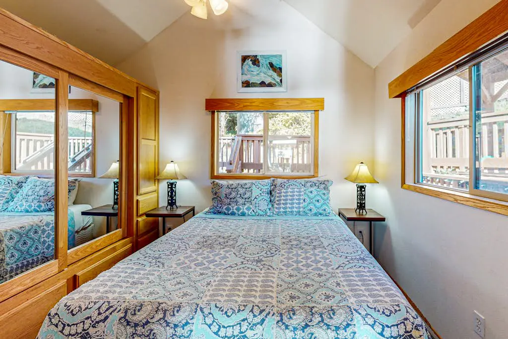 Gorgeous dog-friendly coastal escape with patio & amazing views!