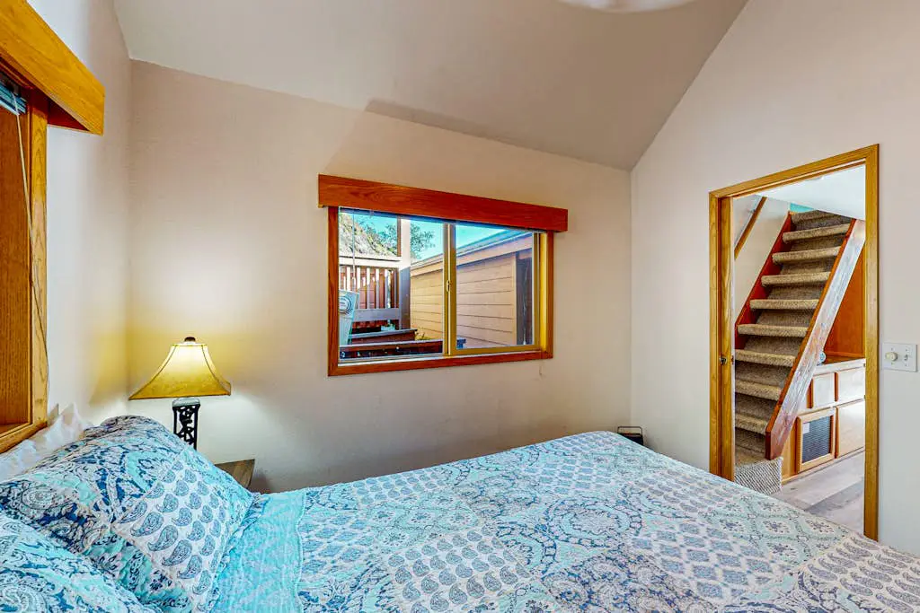 Gorgeous dog-friendly coastal escape with patio & amazing views!
