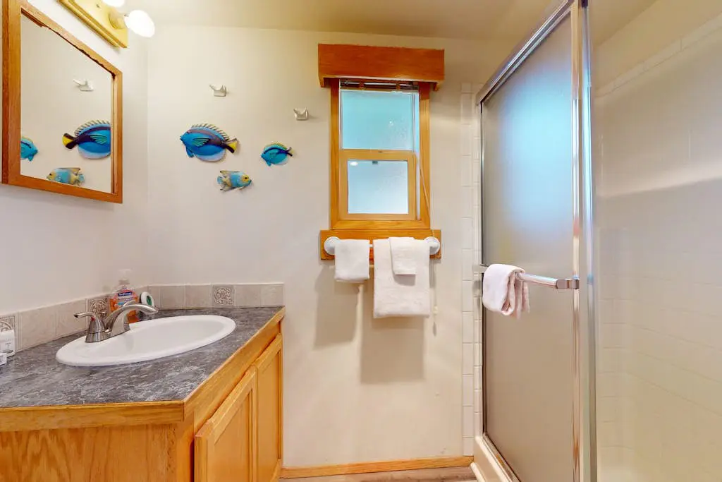 Gorgeous dog-friendly coastal escape with patio & amazing views!