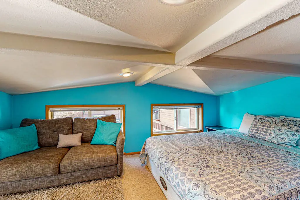 Gorgeous dog-friendly coastal escape with patio & amazing views!