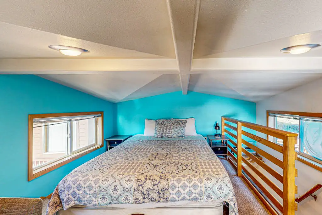 Gorgeous dog-friendly coastal escape with patio & amazing views!