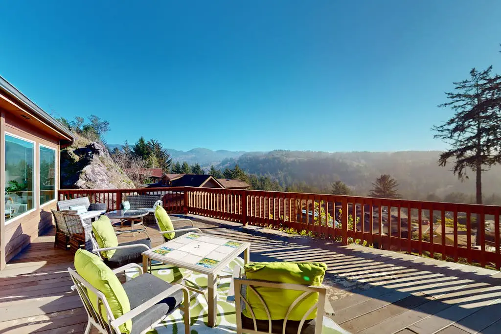 Gorgeous dog-friendly coastal escape with patio & amazing views!