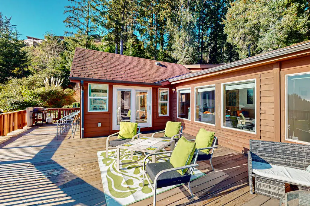 Gorgeous dog-friendly coastal escape with patio & amazing views!