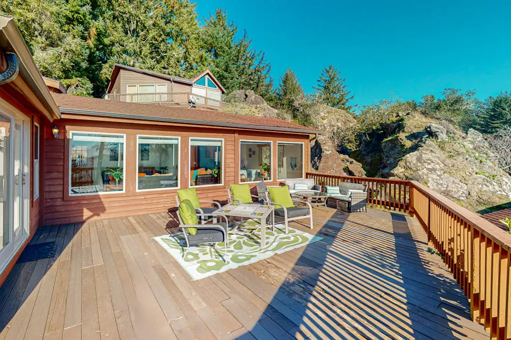 Gorgeous dog-friendly coastal escape with patio & amazing views!