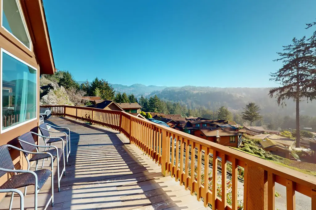 Gorgeous dog-friendly coastal escape with patio & amazing views