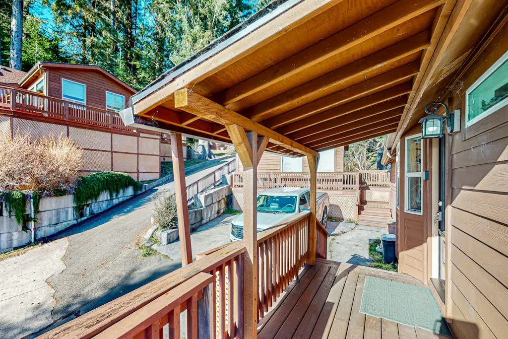 Gorgeous dog-friendly coastal escape with patio & amazing views!