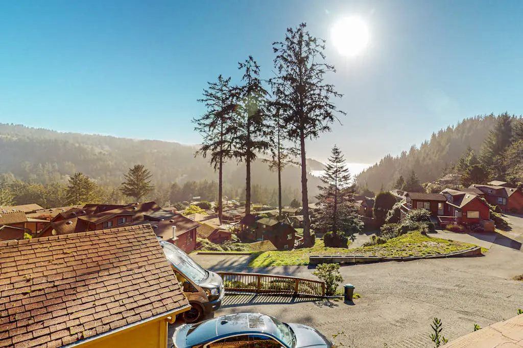 Gorgeous dog-friendly coastal escape with patio & amazing views!