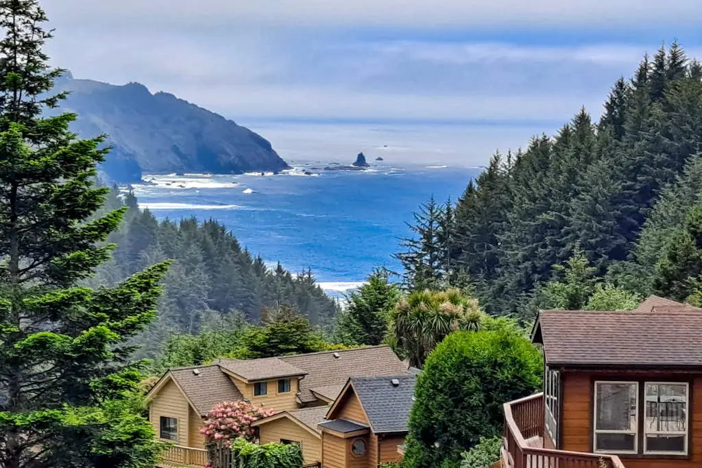 Gorgeous dog-friendly coastal escape with patio & amazing views!