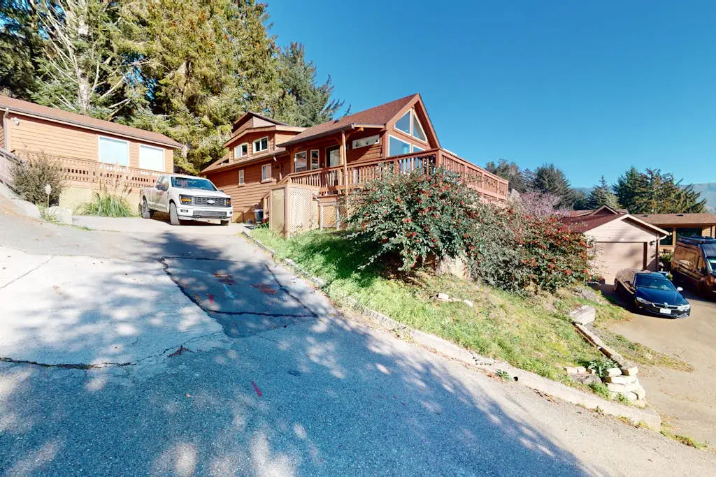 Gorgeous dog-friendly coastal escape with patio & amazing views!