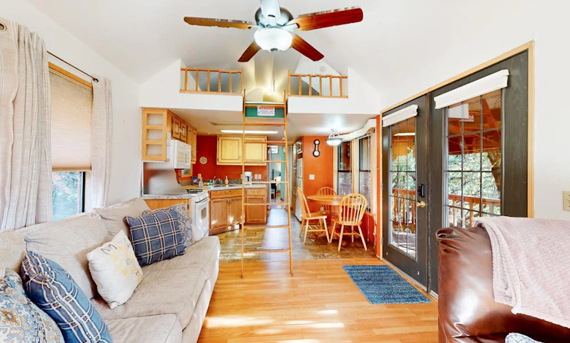 Peaceful dog-friendly cabin on the coast with great deck views