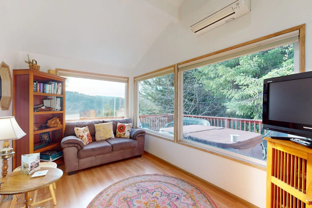 Peaceful dog-friendly cabin on the coast with great deck views