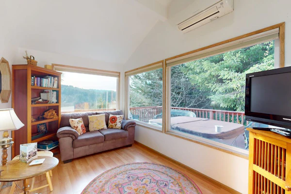 Peaceful dog-friendly cabin on the coast with great deck views