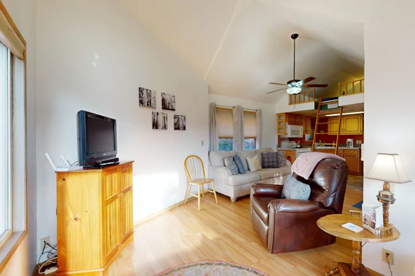 Peaceful dog-friendly cabin on the coast with great deck views