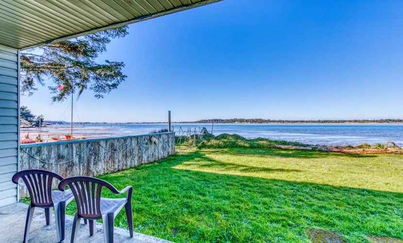 Cute Waterfront Cottage with Private washer&dryer & Wonderful Views of the Bay