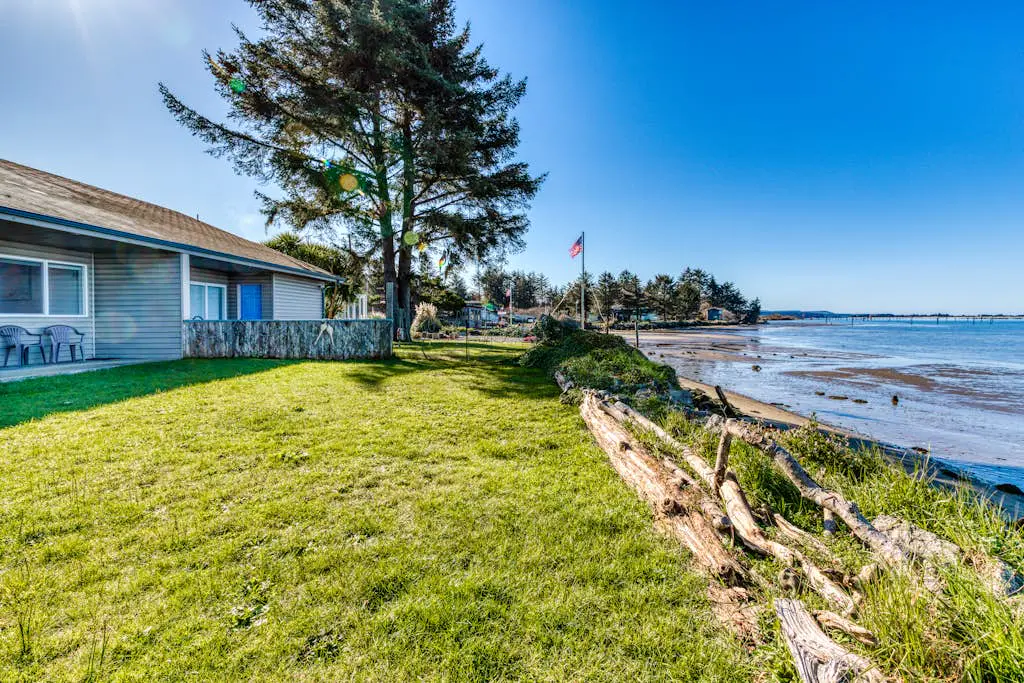 Cute Waterfront Cottage with Private washer&dryer & Wonderful Views of the Bay