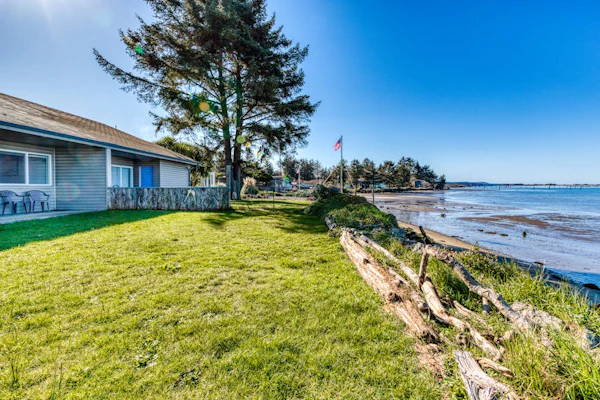 Cute Waterfront Cottage with Private washer&dryer & Wonderful Views of the Bay