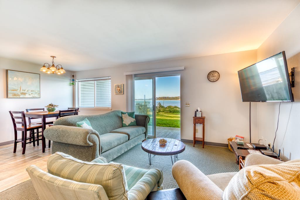 Cute Waterfront Cottage with Private washer&dryer & Wonderful Views of the Bay