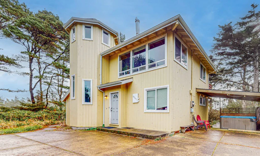 Elegant home with stunning ocean views & dog friendly