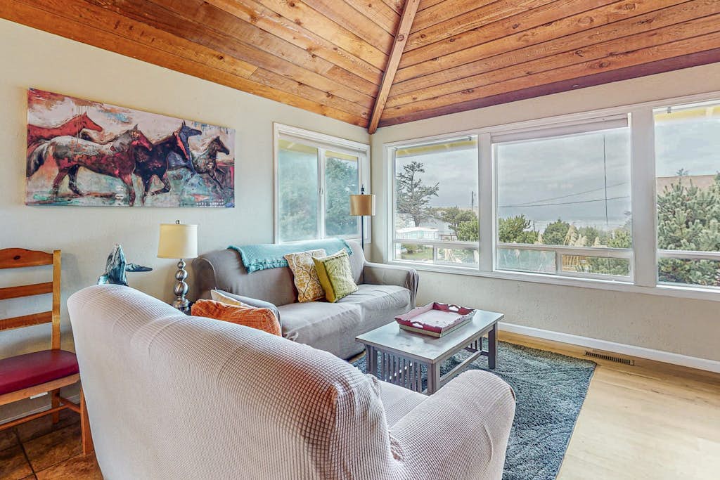 Elegant home with stunning ocean views & dog friendly