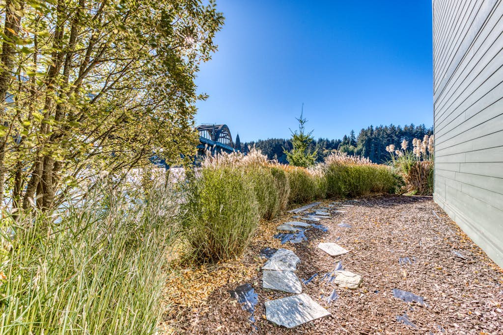 Gorgeous riverfront rental with excellent views & large private deck