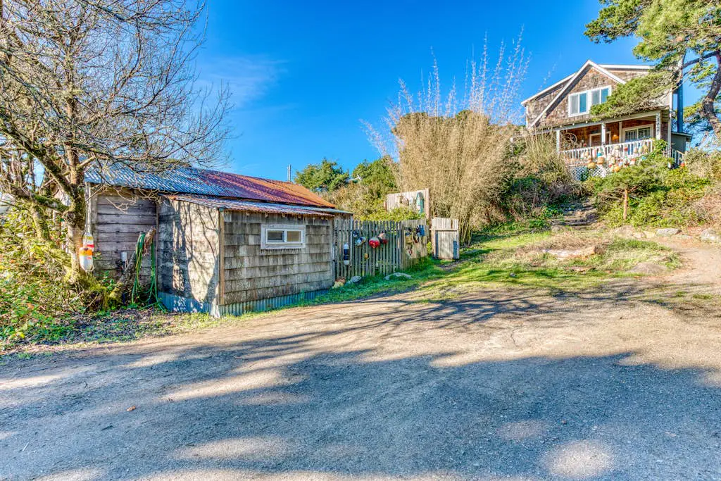 Home with Guest Cottage & Private Hot Tub - Close Beach Access, Dogs OK