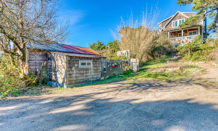 Home with Guest Cottage & Private Hot Tub - Close Beach Access, Dogs OK