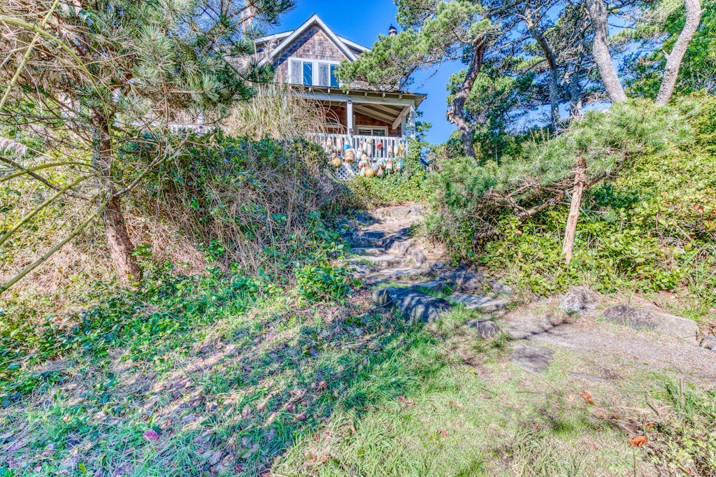 Home with Guest Cottage & Private Hot Tub - Close Beach Access, Dogs OK