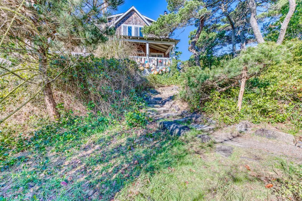 Home with Guest Cottage & Private Hot Tub - Close Beach Access, Dogs OK