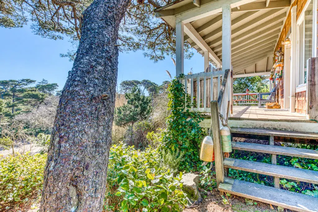 Home with Guest Cottage & Private Hot Tub - Close Beach Access, Dogs OK