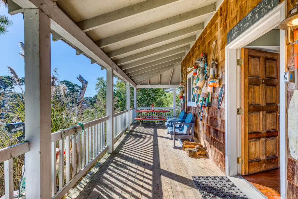 Home with Guest Cottage & Private Hot Tub - Close Beach Access, Dogs OK