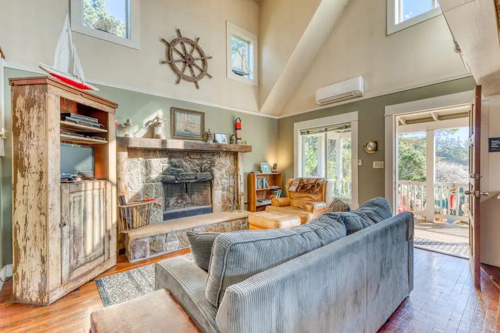 Home with Guest Cottage & Private Hot Tub - Close Beach Access, Dogs OK