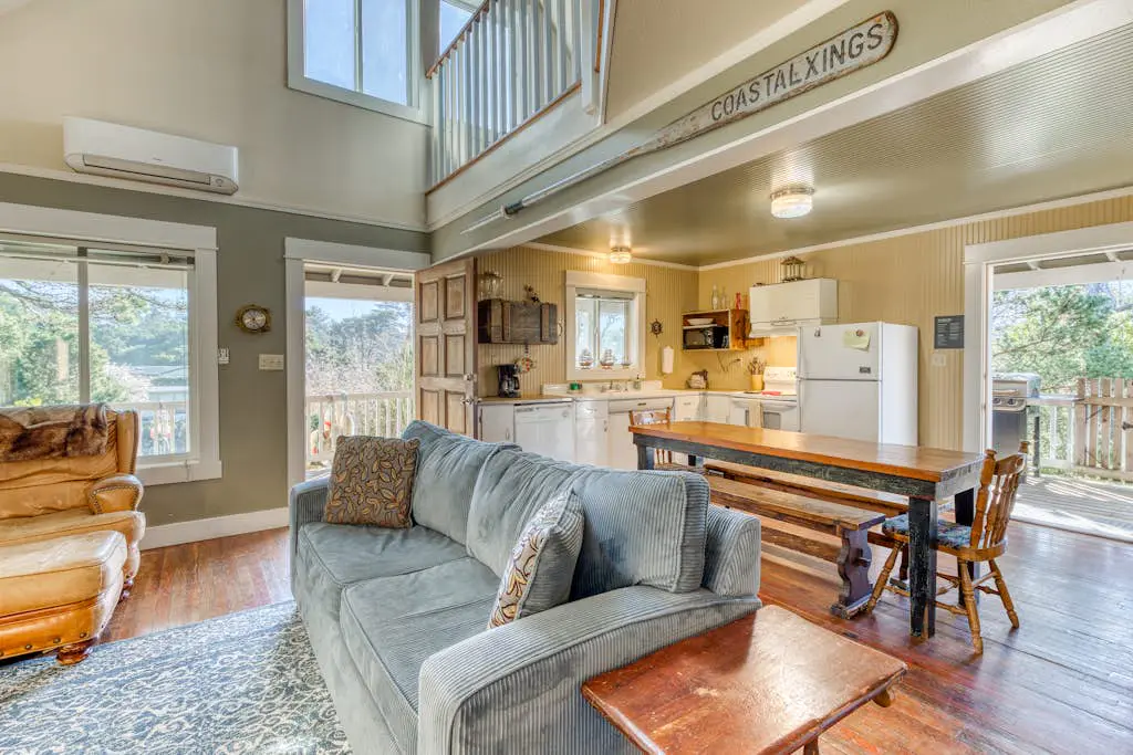 Home with Guest Cottage & Private Hot Tub - Close Beach Access, Dogs OK