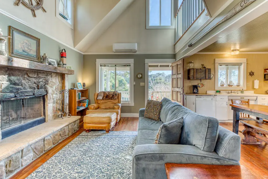 Home with Guest Cottage & Private Hot Tub - Close Beach Access, Dogs OK