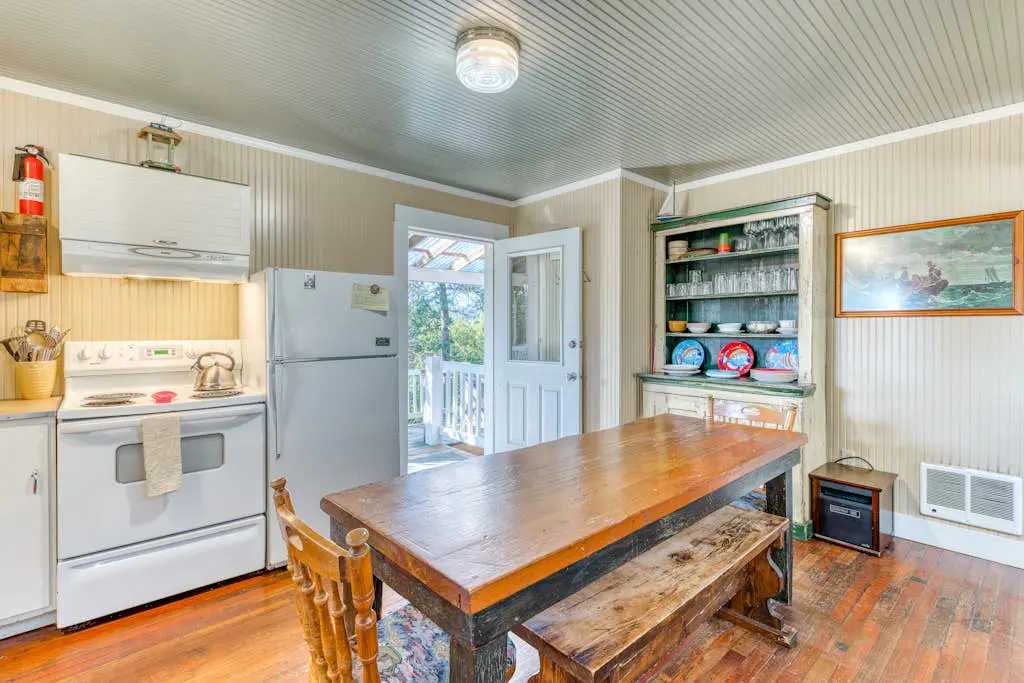 Home with Guest Cottage & Private Hot Tub - Close Beach Access, Dogs OK