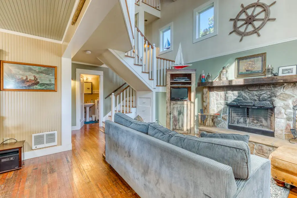 Home with Guest Cottage & Private Hot Tub - Close Beach Access, Dogs OK