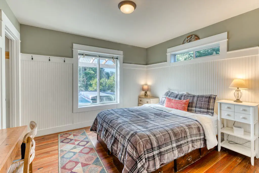 Home with Guest Cottage & Private Hot Tub - Close Beach Access, Dogs OK
