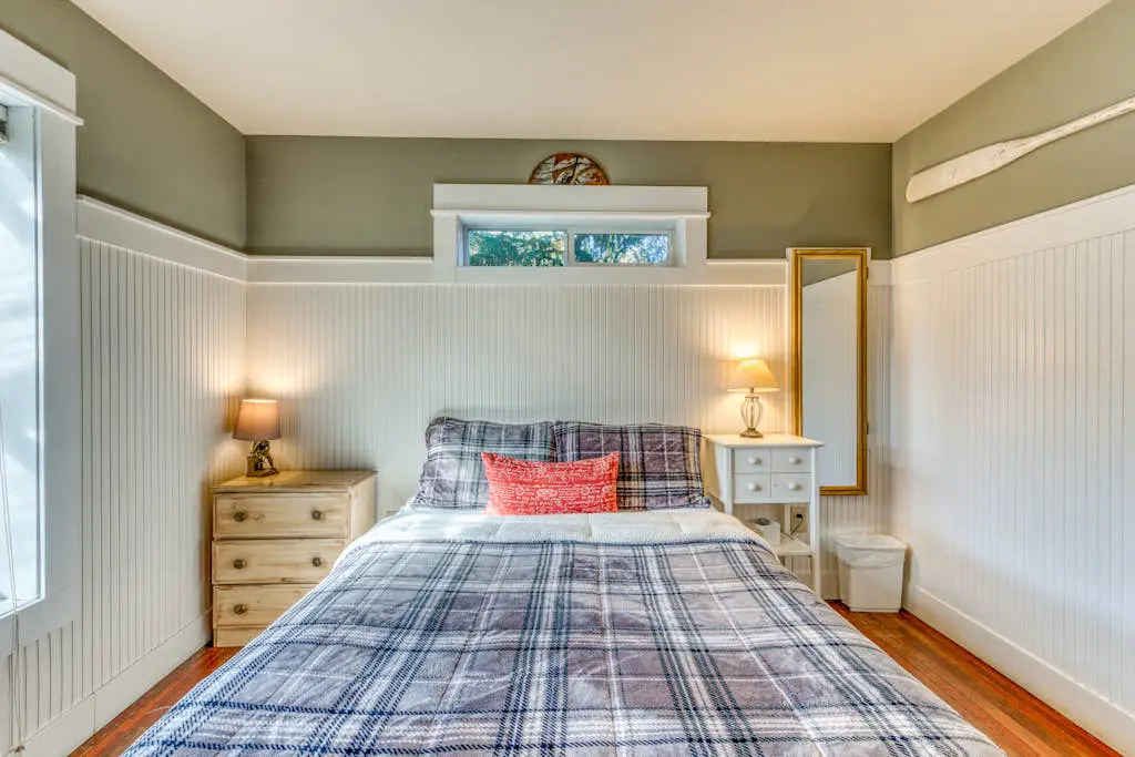 Home with Guest Cottage & Private Hot Tub - Close Beach Access, Dogs OK