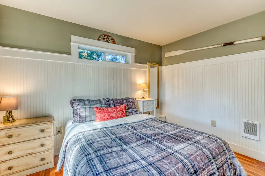 Home with Guest Cottage & Private Hot Tub - Close Beach Access, Dogs OK