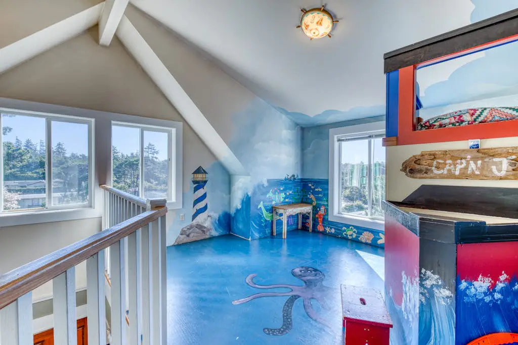 Home with Guest Cottage & Private Hot Tub - Close Beach Access, Dogs OK