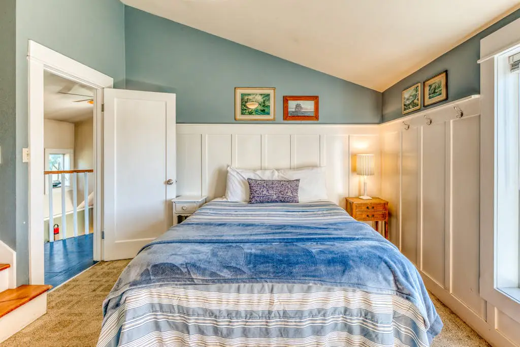 Home with Guest Cottage & Private Hot Tub - Close Beach Access, Dogs OK