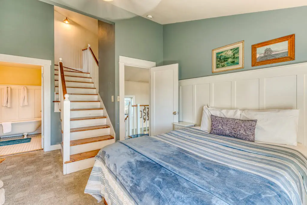 Home with Guest Cottage & Private Hot Tub - Close Beach Access, Dogs OK