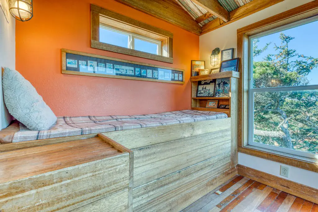 Home with Guest Cottage & Private Hot Tub - Close Beach Access, Dogs OK