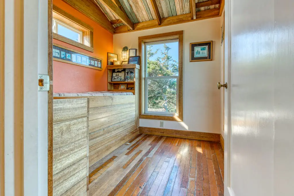 Home with Guest Cottage & Private Hot Tub - Close Beach Access, Dogs OK