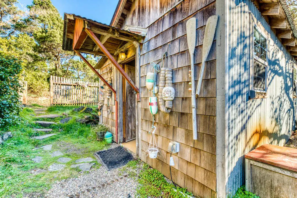 Home with Guest Cottage & Private Hot Tub - Close Beach Access, Dogs OK